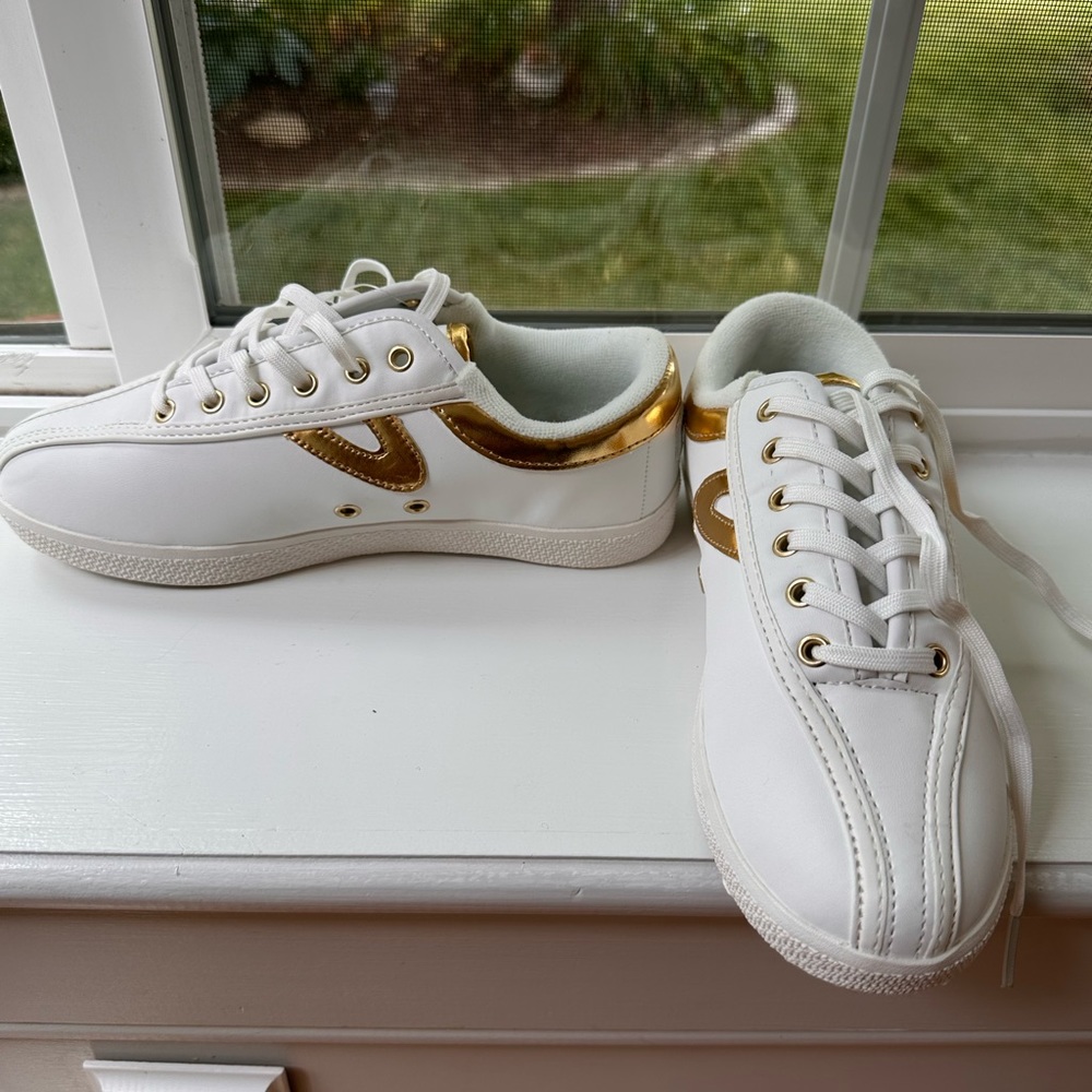 Draper James XKids Nylite Leather White and Metallic Gold Tretorns - Size 4 Kids